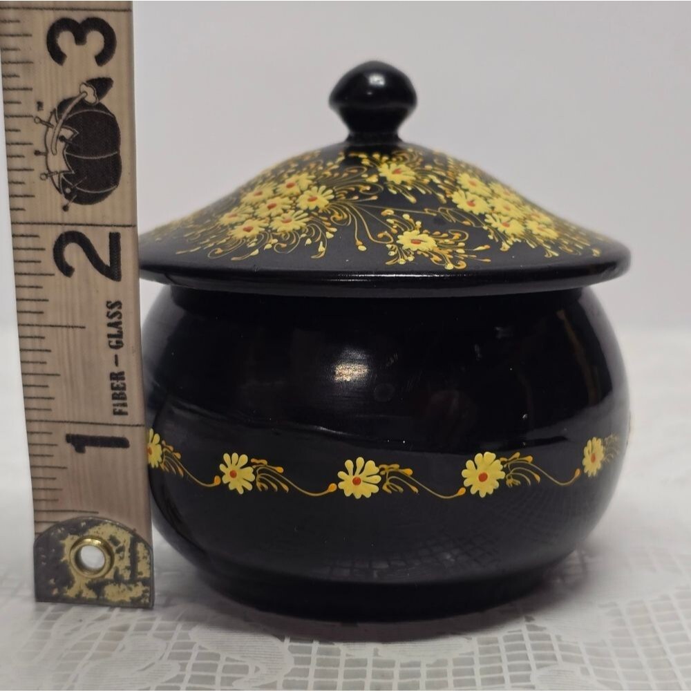 Vintage 60s Floral Daisies Hand Painted Black Lacquered Round Trinket Box - Picture 7 of 13